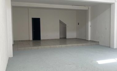 Se renta Local sobre Av Sombrerete, Col las Americas de 100 m2. Queretaro