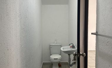 Se renta Local sobre Av Sombrerete, Col las Americas de 100 m2. Queretaro