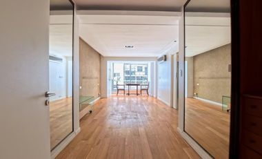 Plaza Las Heras excelente piso con cochera.