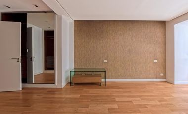 Plaza Las Heras excelente piso con cochera.