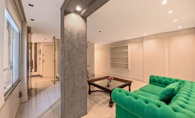 Plaza Las Heras excelente piso con cochera.