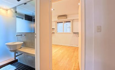 Plaza Las Heras excelente piso con cochera.