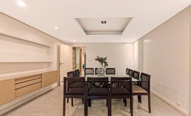 Plaza Las Heras excelente piso con cochera.