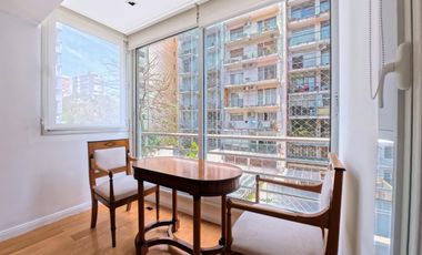 Plaza Las Heras excelente piso con cochera.