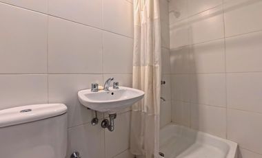 Plaza Las Heras excelente piso con cochera.