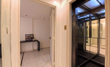 Plaza Las Heras excelente piso con cochera.