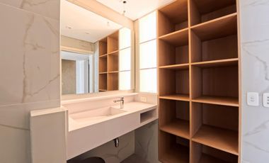 Plaza Las Heras excelente piso con cochera.