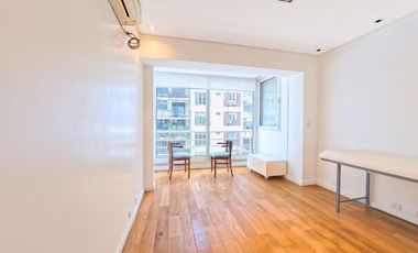 Plaza Las Heras excelente piso con cochera.