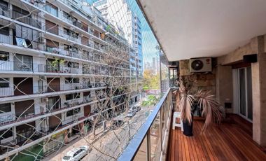 Plaza Las Heras excelente piso con cochera.