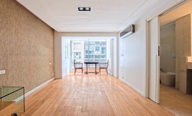 Plaza Las Heras excelente piso con cochera.