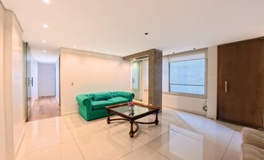 Plaza Las Heras excelente piso con cochera.