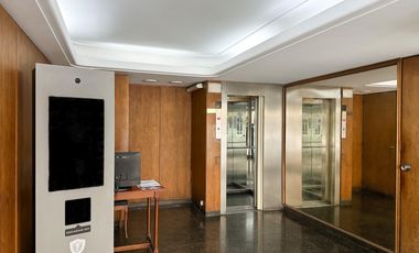 Plaza Las Heras excelente piso con cochera.