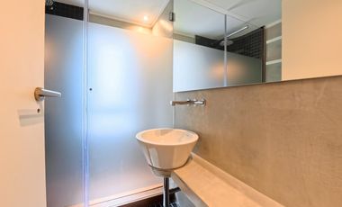 Plaza Las Heras excelente piso con cochera.