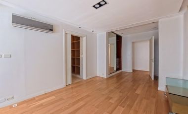 Plaza Las Heras excelente piso con cochera.