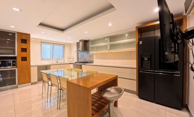 Plaza Las Heras excelente piso con cochera.