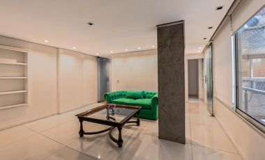 Plaza Las Heras excelente piso con cochera.