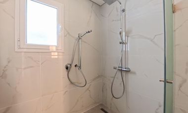 Plaza Las Heras excelente piso con cochera.