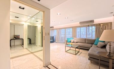 Plaza Las Heras excelente piso con cochera.