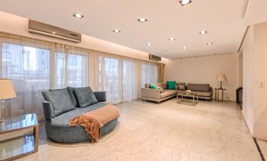 Plaza Las Heras excelente piso con cochera.