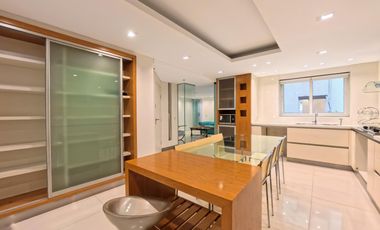 Plaza Las Heras excelente piso con cochera.