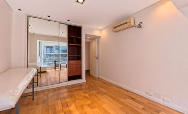 Plaza Las Heras excelente piso con cochera.