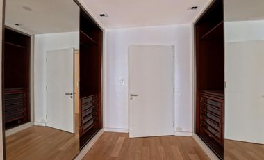 Plaza Las Heras excelente piso con cochera.