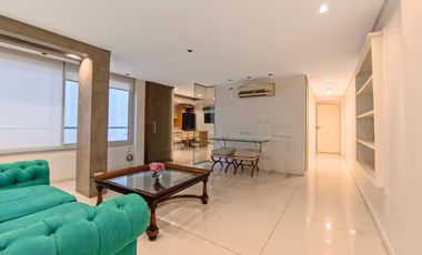 Plaza Las Heras excelente piso con cochera.