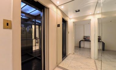 Plaza Las Heras excelente piso con cochera.