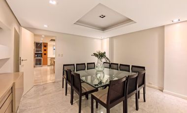 Plaza Las Heras excelente piso con cochera.