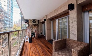 Plaza Las Heras excelente piso con cochera.