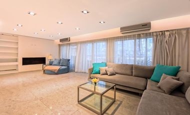 Plaza Las Heras excelente piso con cochera.