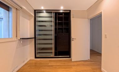 Plaza Las Heras excelente piso con cochera.