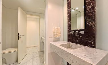 Plaza Las Heras excelente piso con cochera.