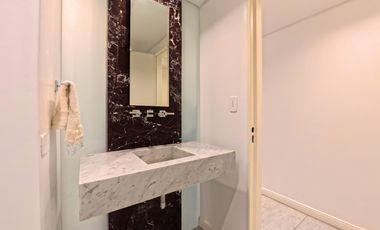 Plaza Las Heras excelente piso con cochera.