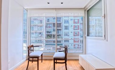 Plaza Las Heras excelente piso con cochera.