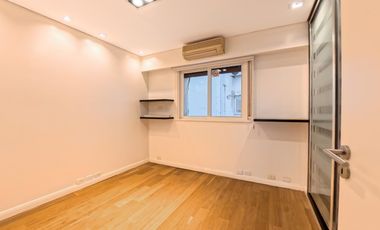 Plaza Las Heras excelente piso con cochera.