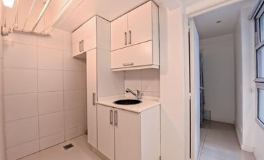 Plaza Las Heras excelente piso con cochera.