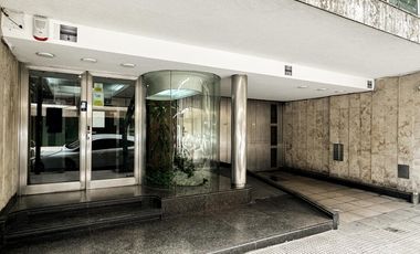 Plaza Las Heras excelente piso con cochera.