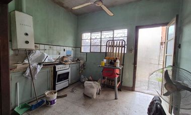Casa dos ambientes a reciclar en venta en Villa Dominico