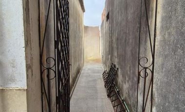 Casa dos ambientes a reciclar en venta en Villa Dominico