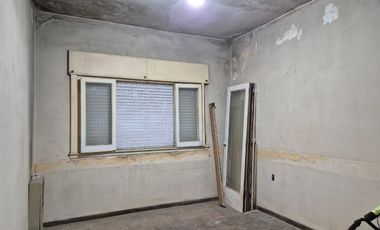 Casa dos ambientes a reciclar en venta en Villa Dominico