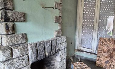 Casa dos ambientes a reciclar en venta en Villa Dominico