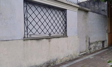 Casa dos ambientes a reciclar en venta en Villa Dominico