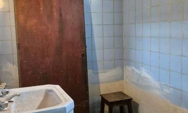 Casa dos ambientes a reciclar en venta en Villa Dominico