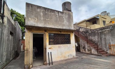 Casa dos ambientes a reciclar en venta en Villa Dominico