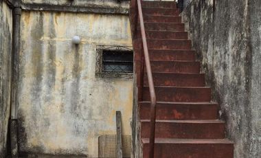 Casa dos ambientes a reciclar en venta en Villa Dominico