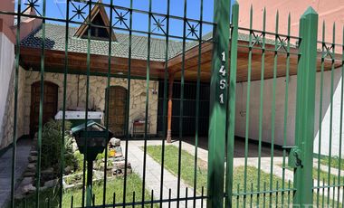 Venta Casa para dos familias con patio y cochera en Banfield