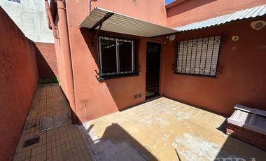 Venta Casa para dos familias con patio y cochera en Banfield
