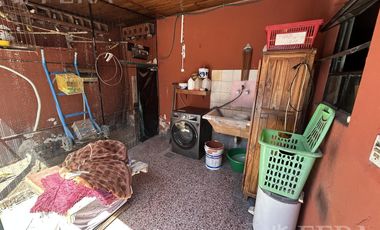 Venta Casa para dos familias con patio y cochera en Banfield