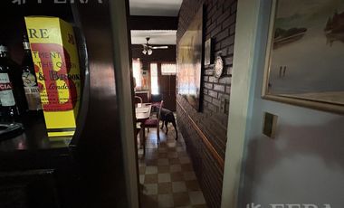Venta Casa para dos familias con patio y cochera en Banfield
